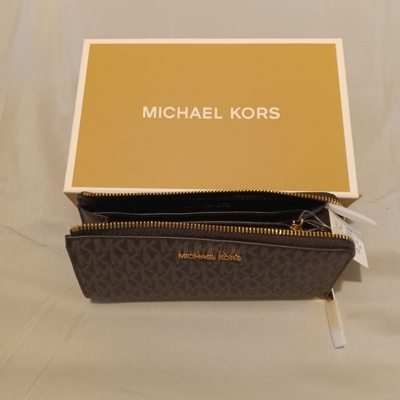 Michael Kors Jet Set Large Logo Quarter Zip Wallet - Picture 10 of 10